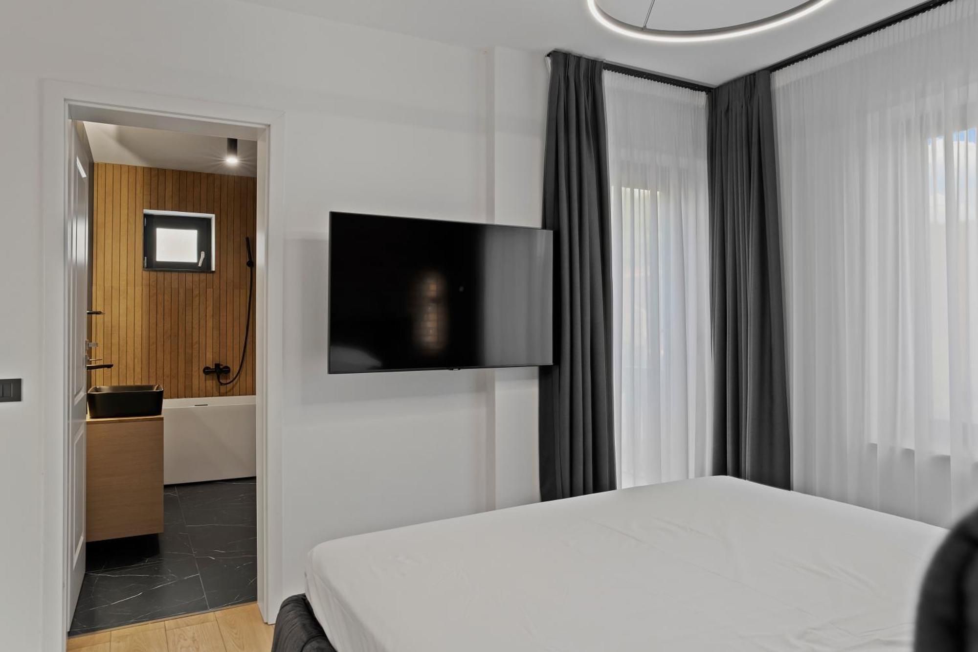 Luxurious Near Therme & Airport Villa