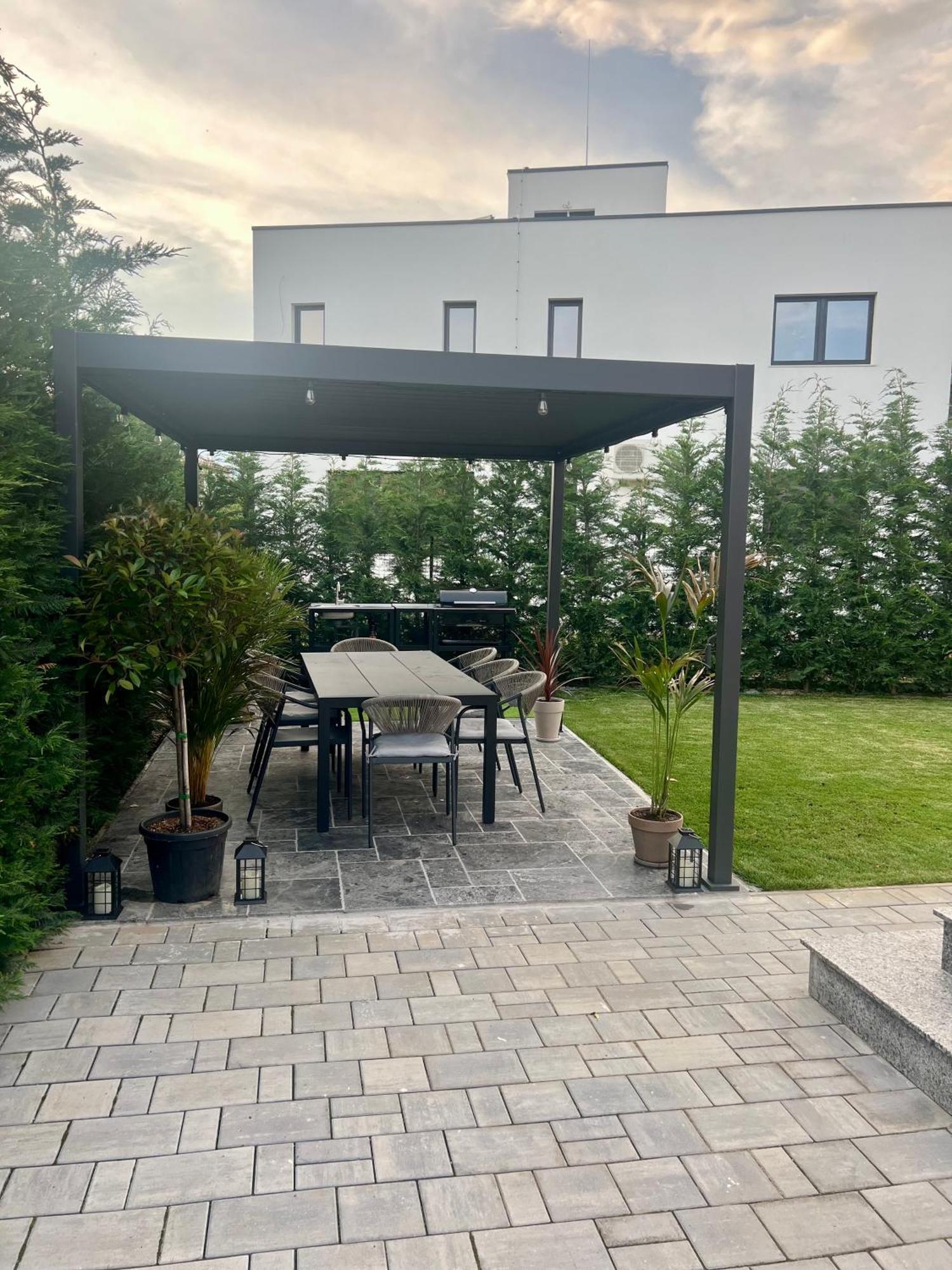 Luxurious Near Therme & Airport Villa *